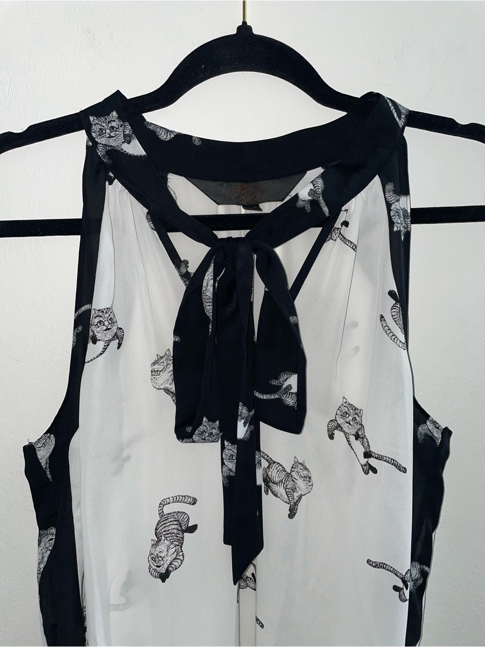 Disney Alice In Wonderland Black & White Cat Print Tie-Neck Top Women’s Size M - Picture 2 of 10